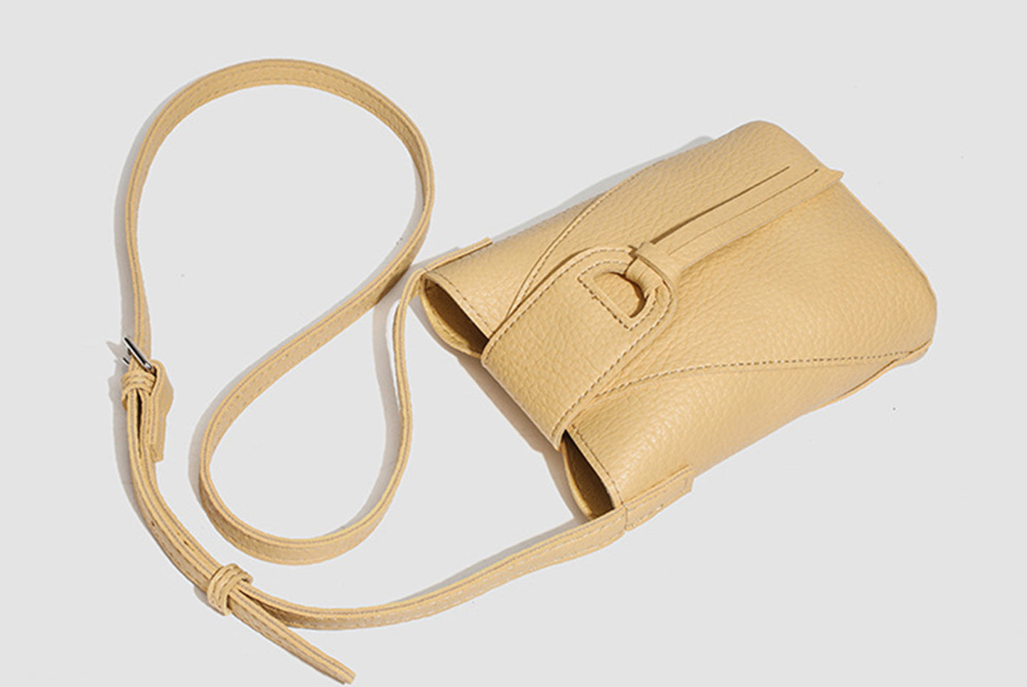 Stylish and versatile shoulder and crossbody bucket bag