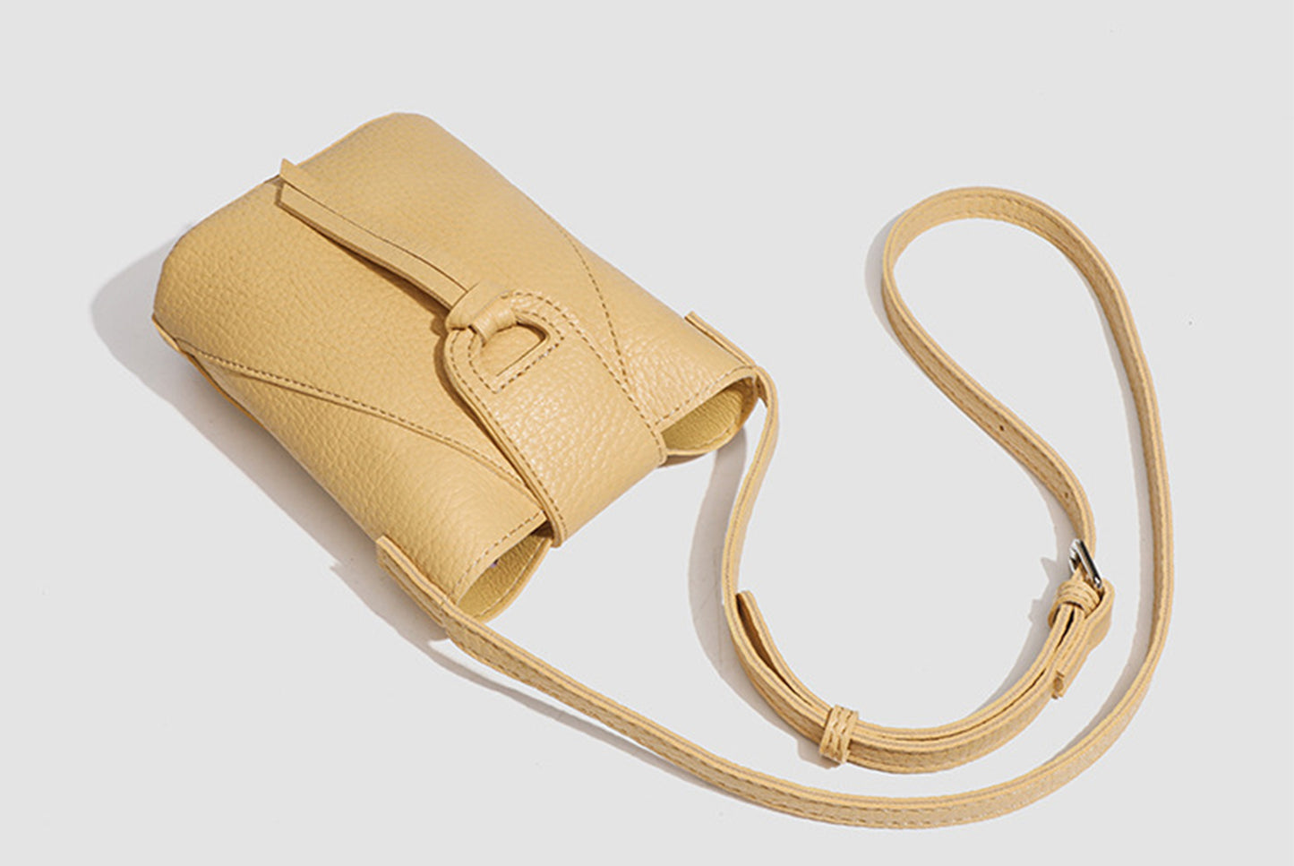 Stylish and versatile shoulder and crossbody bucket bag