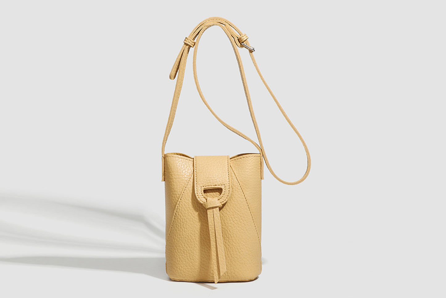 Stylish and versatile shoulder and crossbody bucket bag