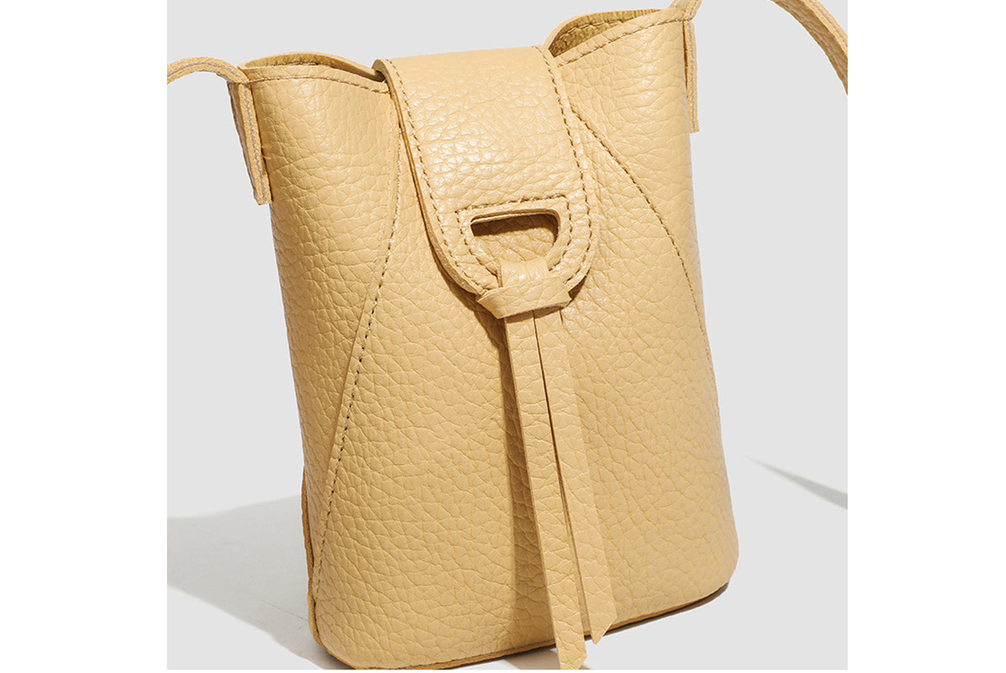 Stylish and versatile shoulder and crossbody bucket bag