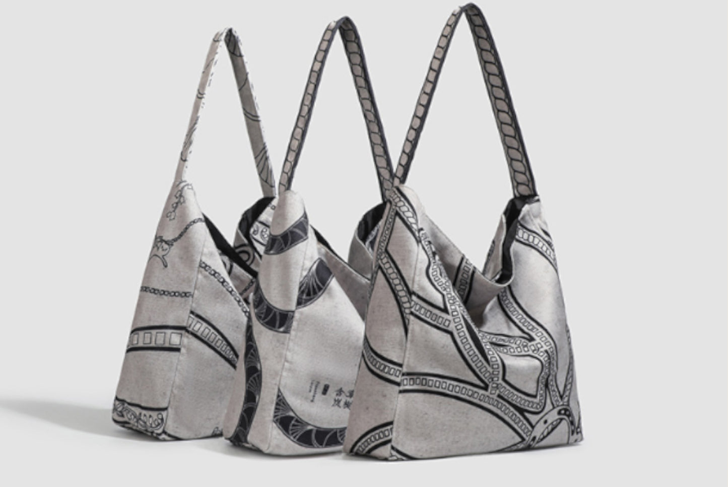 Simple and versatile canvas shoulder bag for women