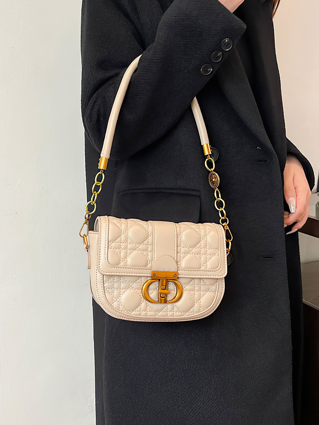 Urban Elegance Redefined: Luxe Saddle Bag with Diamond Quilting - 7 Colours