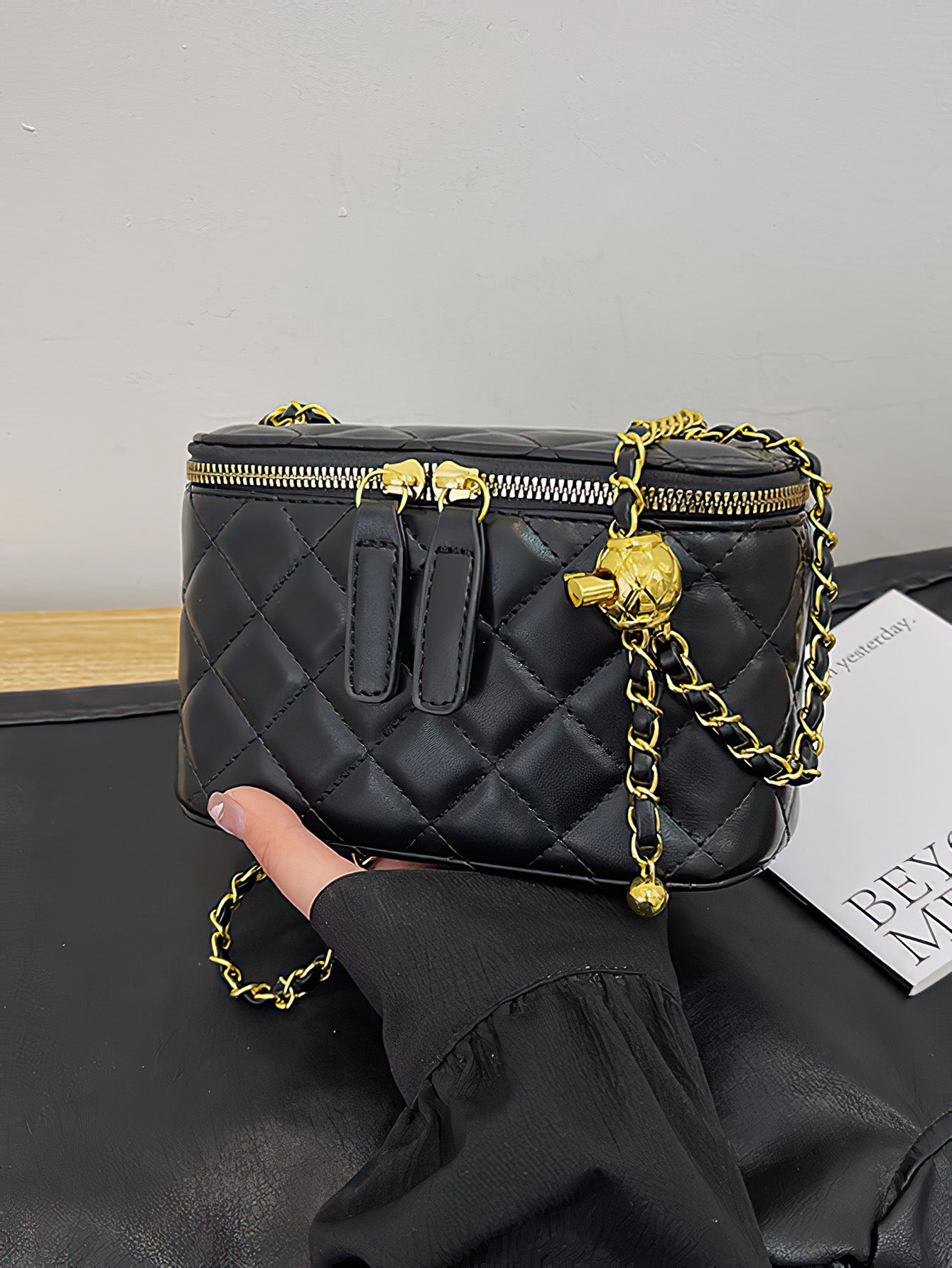Elegant Chain-Embellished Box Bag: Sophisticated Minimalism - 3 Colours