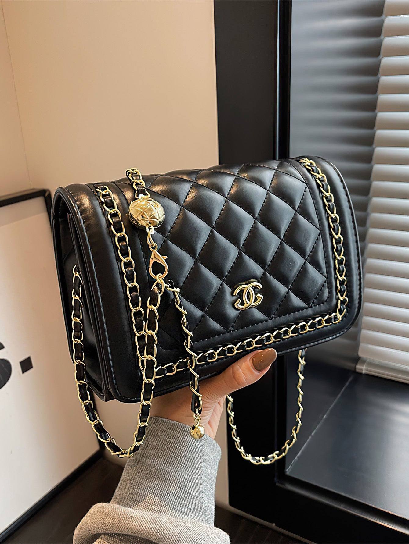 Quilted Chain-Accent Square Bag: Luxe Minimalist Companion - 2 Colours