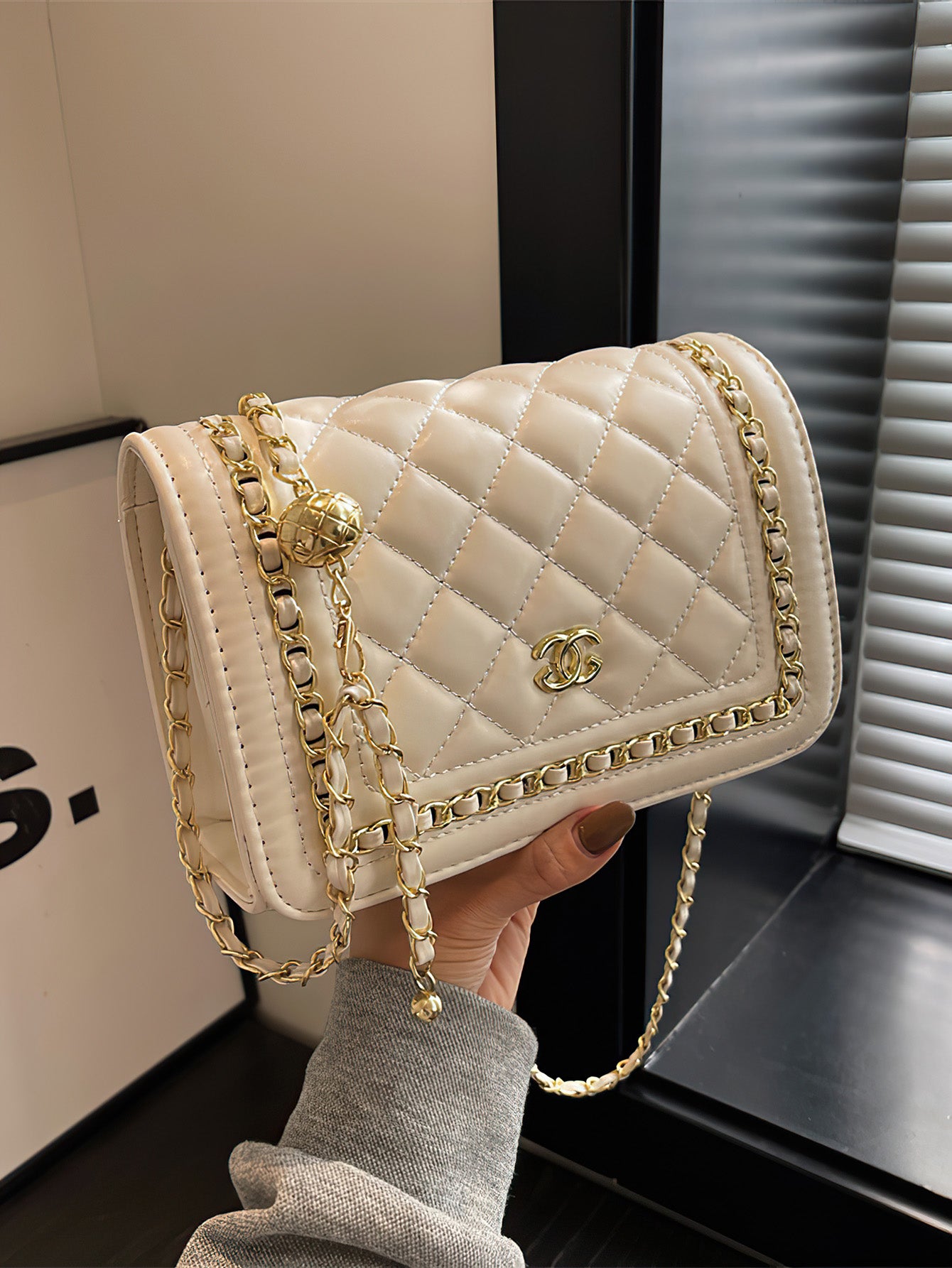 Quilted Chain-Accent Square Bag: Luxe Minimalist Companion - 2 Colours