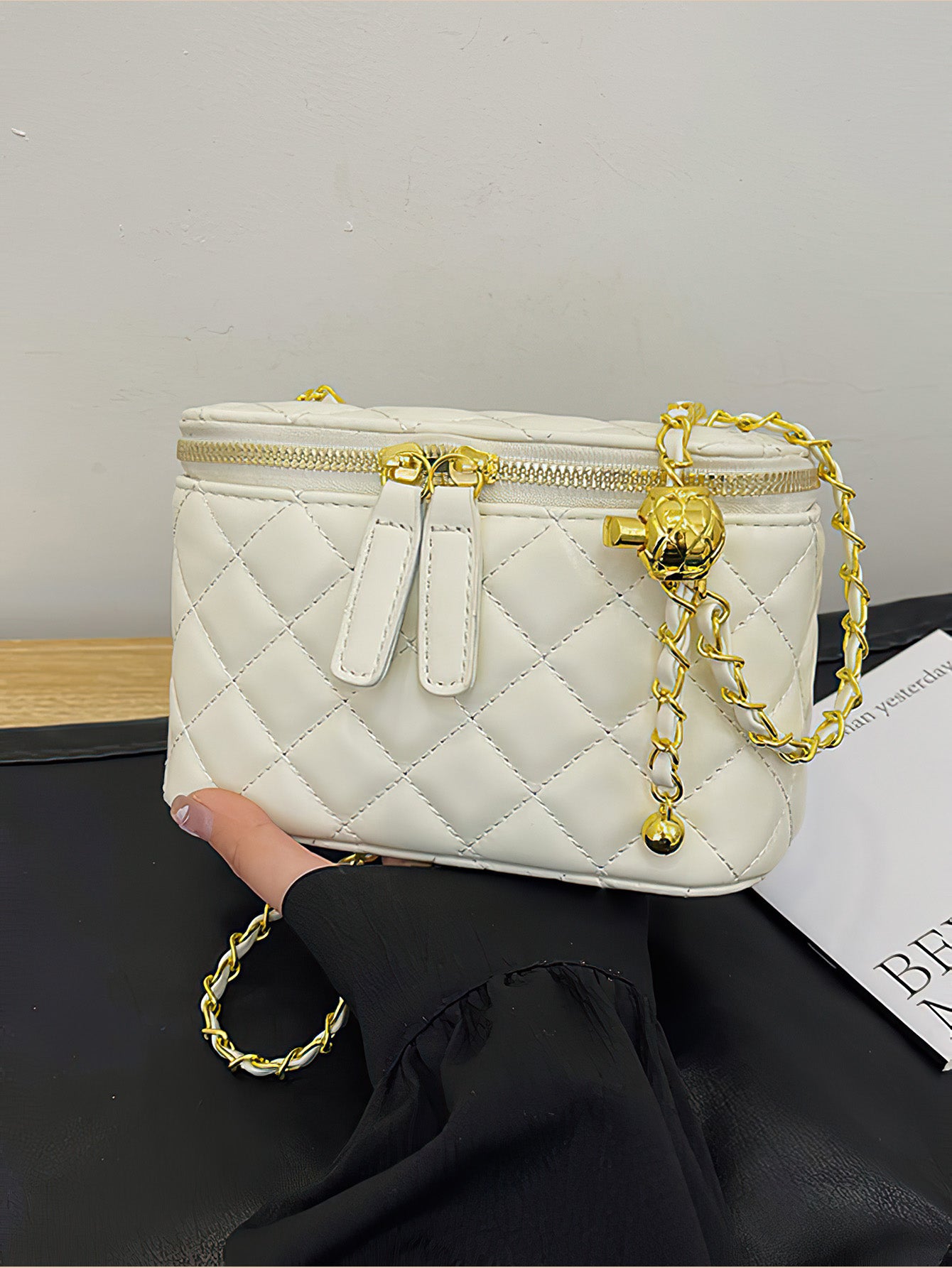 Elegant Chain-Embellished Box Bag: Sophisticated Minimalism - 3 Colours