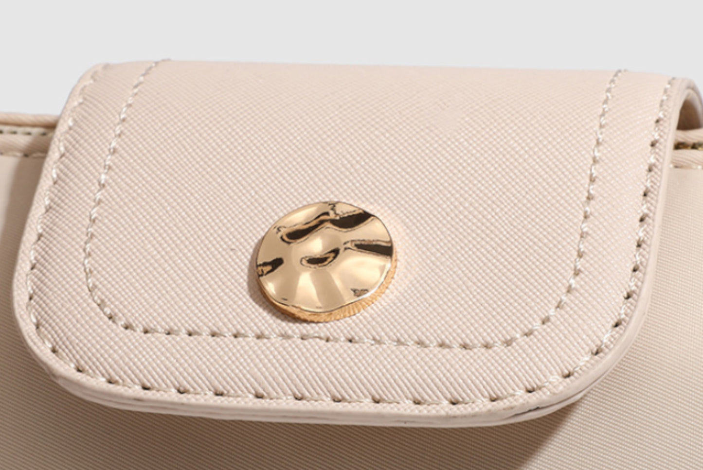 Stylish and versatile commuter handbag