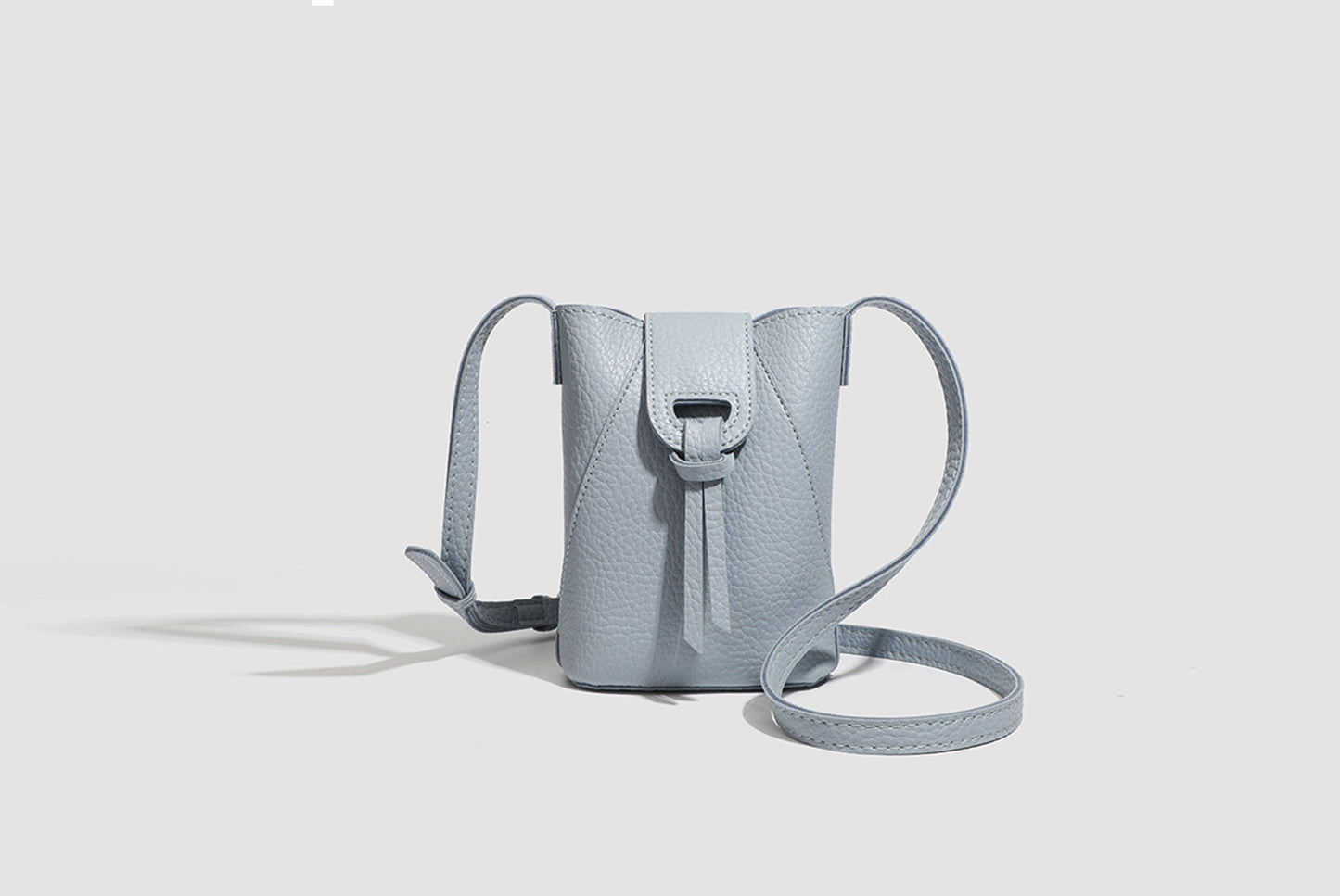 Stylish and versatile shoulder and crossbody bucket bag