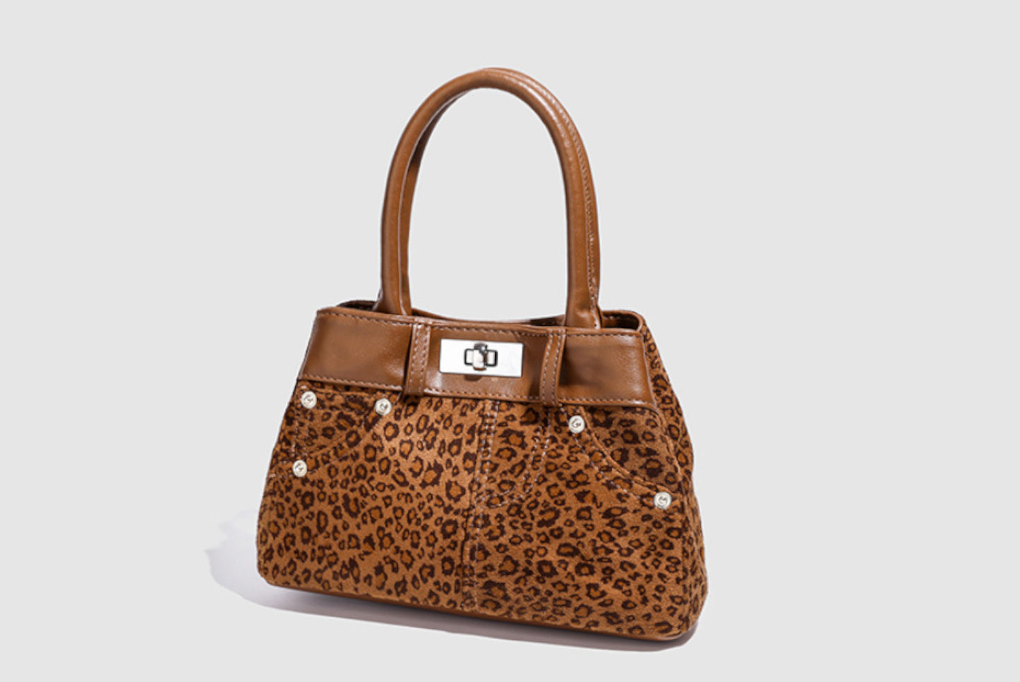 A stylish and luxurious small handbag for commuting.