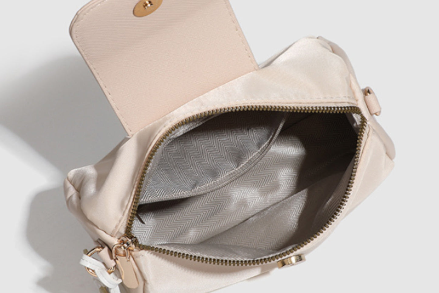 Stylish and versatile commuter handbag