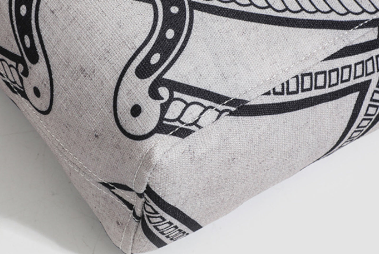 Simple and versatile canvas shoulder bag for women