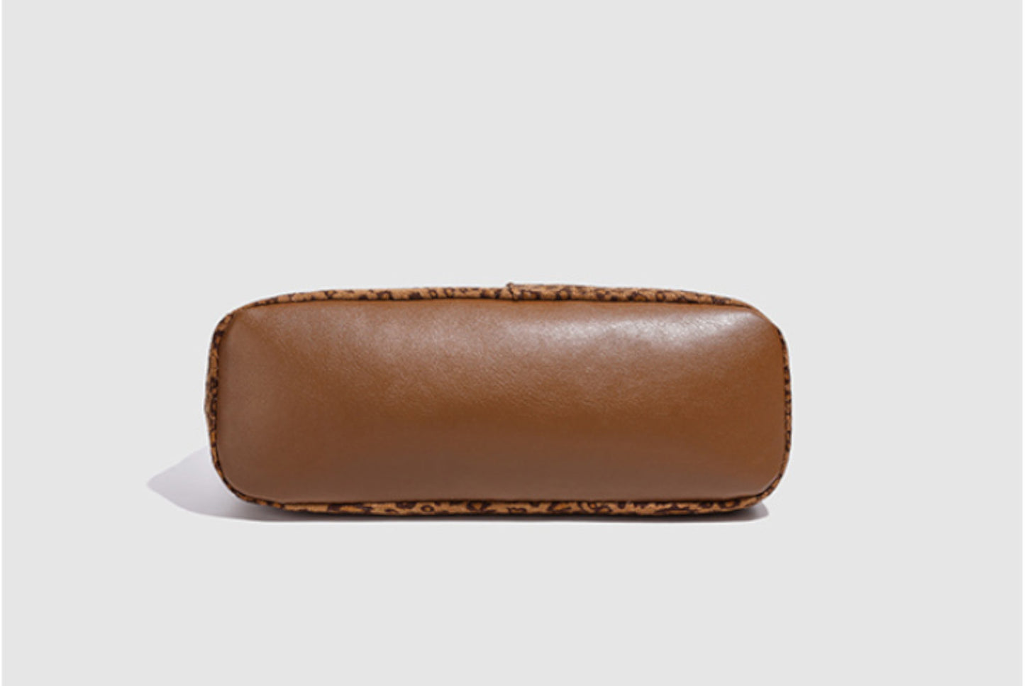 A stylish and luxurious small handbag for commuting.