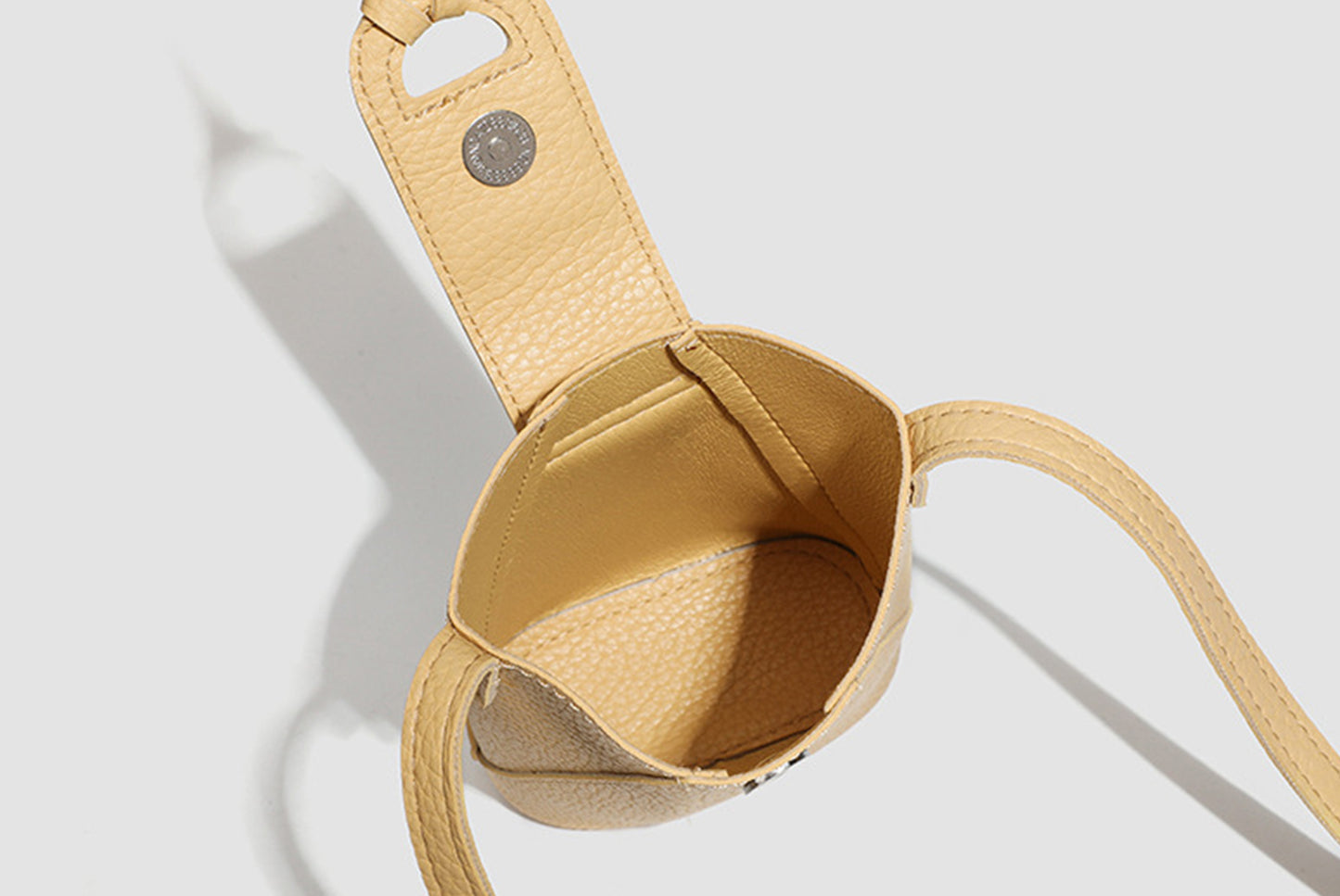 Stylish and versatile shoulder and crossbody bucket bag