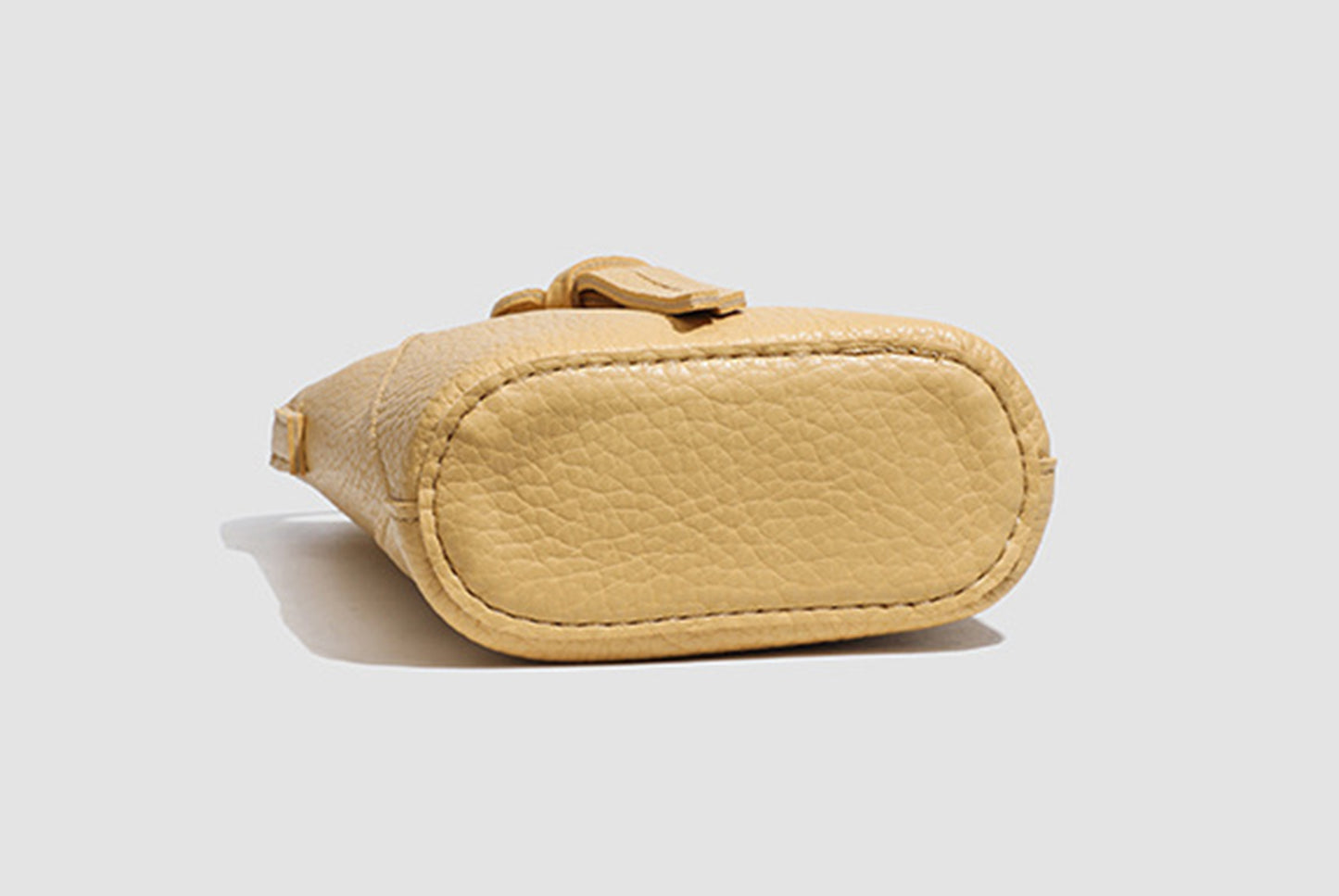 Stylish and versatile shoulder and crossbody bucket bag