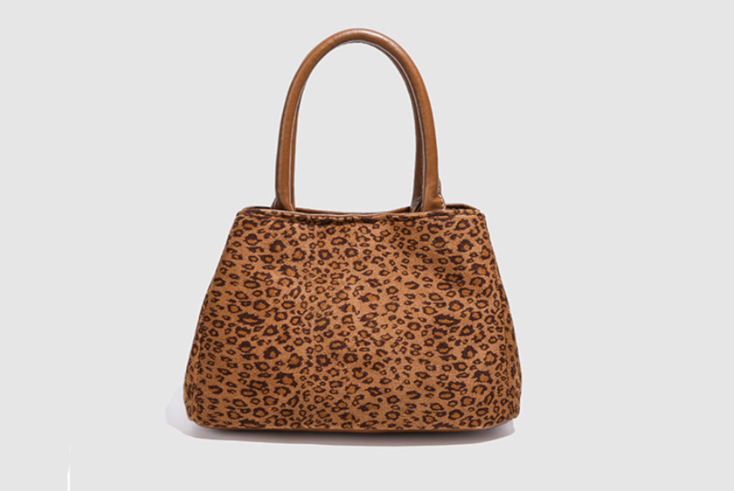 A stylish and luxurious small handbag for commuting.