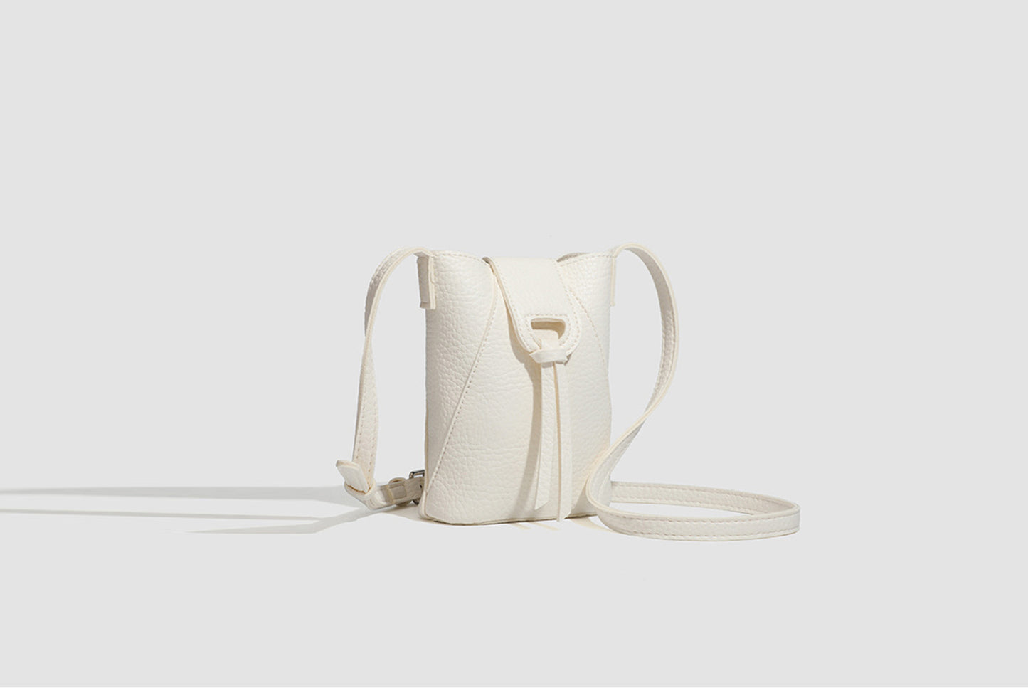 Stylish and versatile shoulder and crossbody bucket bag