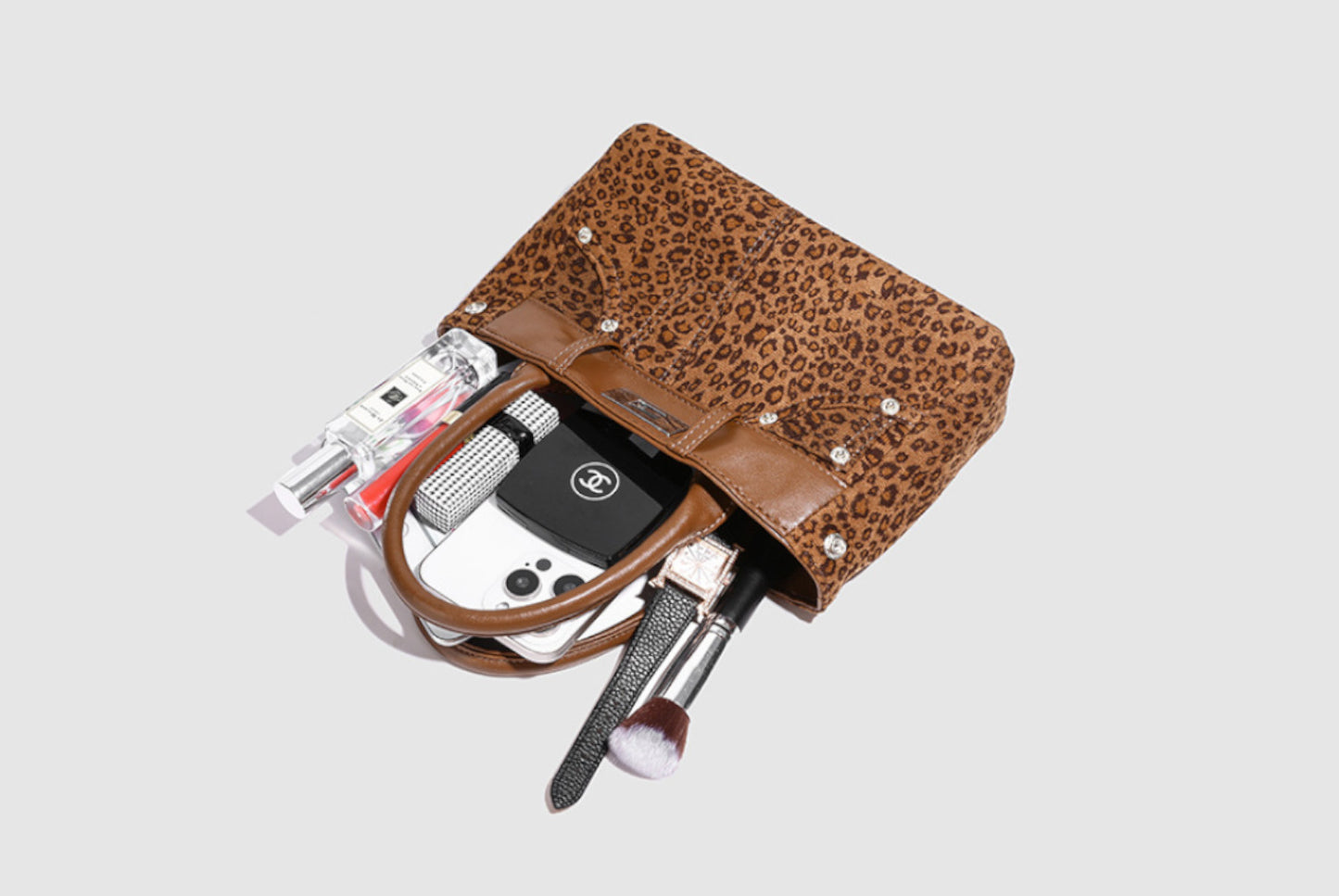 A stylish and luxurious small handbag for commuting.