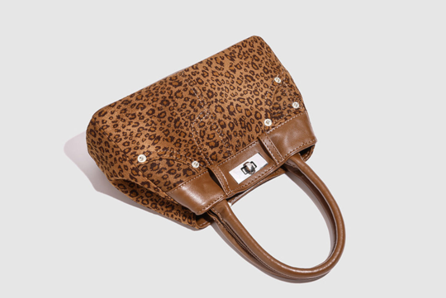 A stylish and luxurious small handbag for commuting.