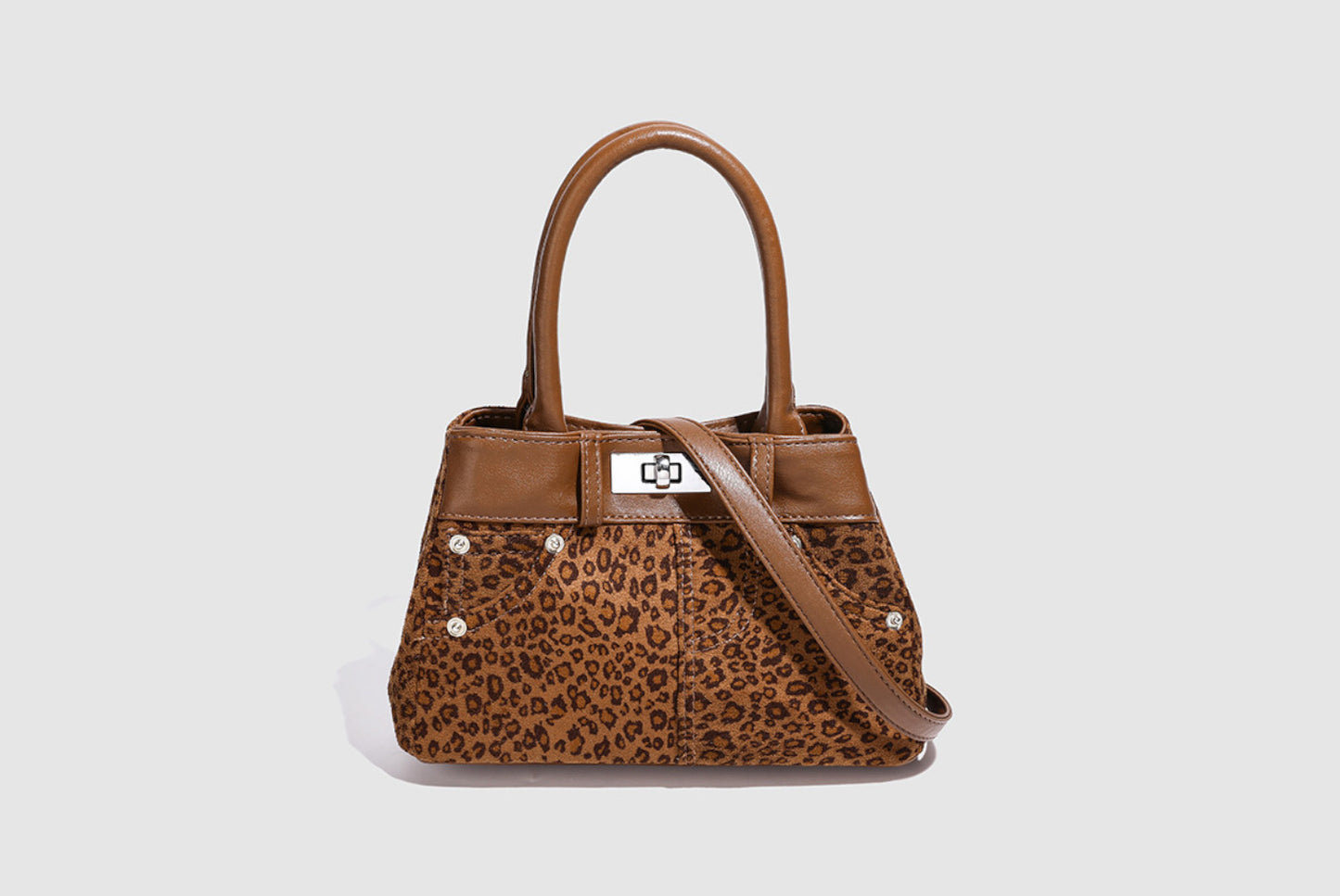 A stylish and luxurious small handbag for commuting.