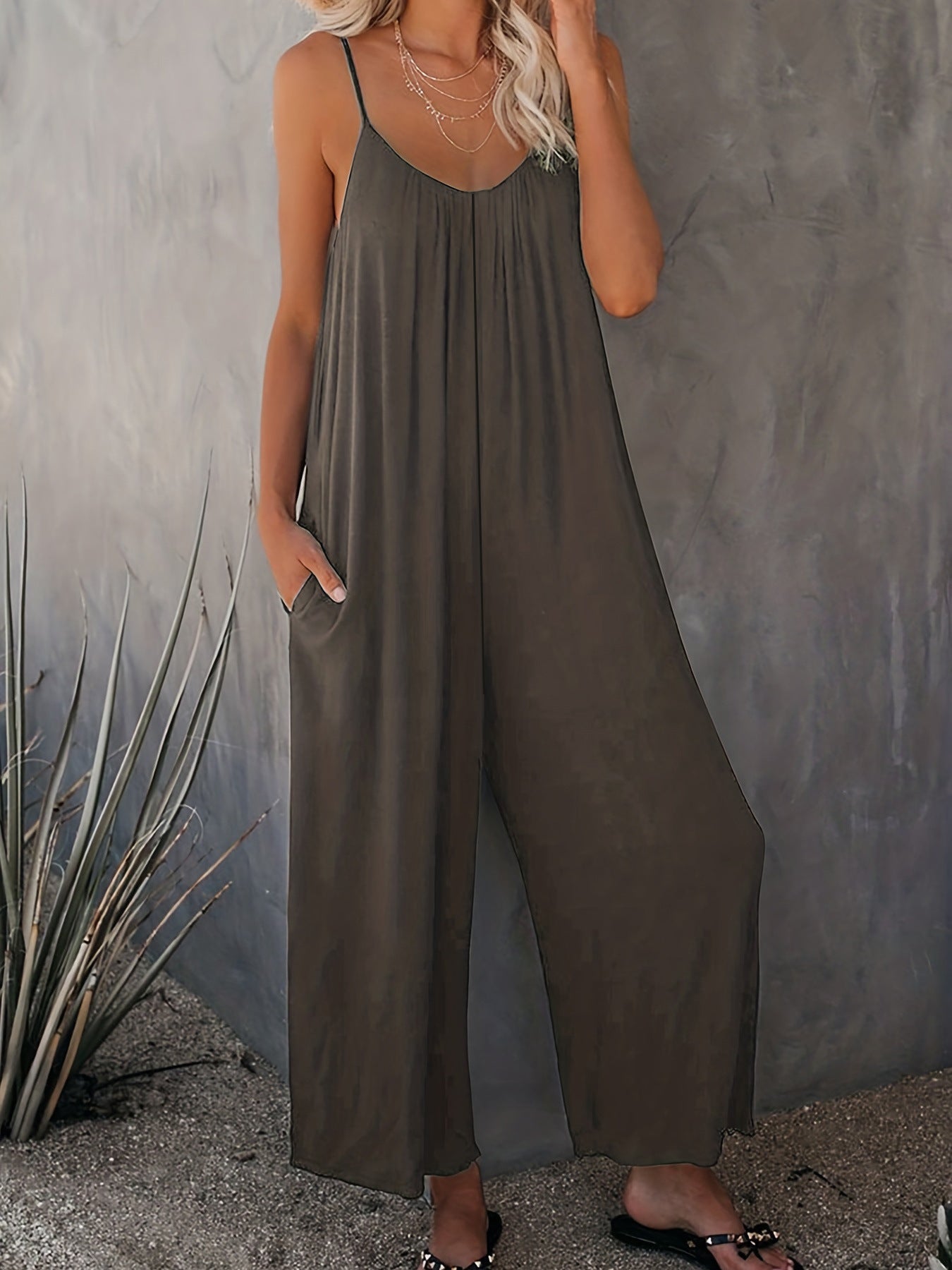 Solid color casual jumpsuit with pockets