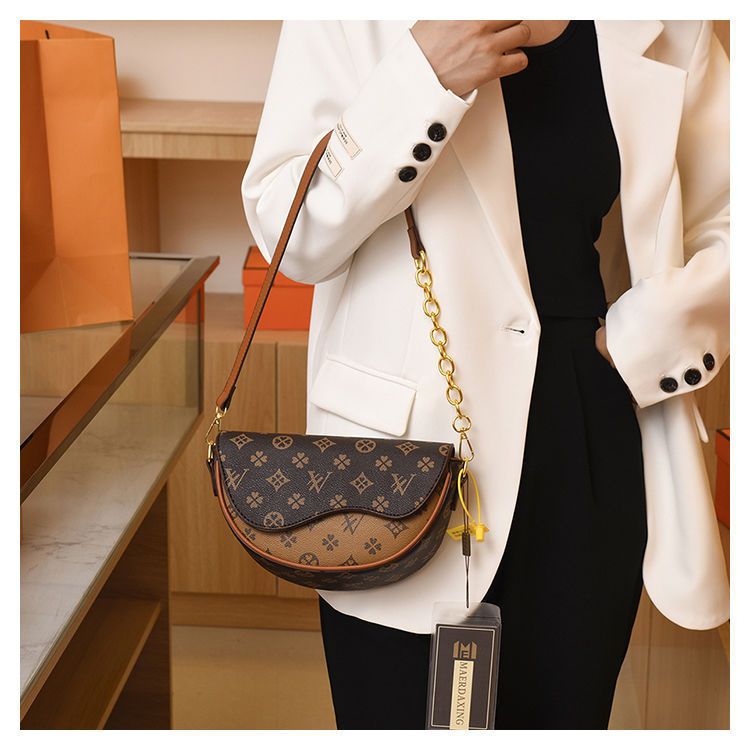 Versatile semi-circle saddle bag