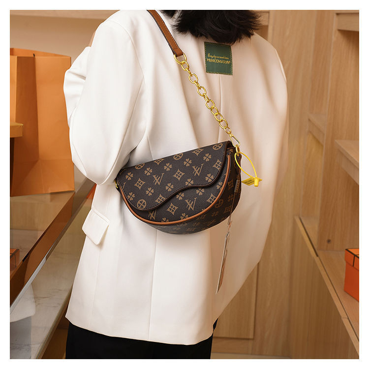 Versatile semi-circle saddle bag