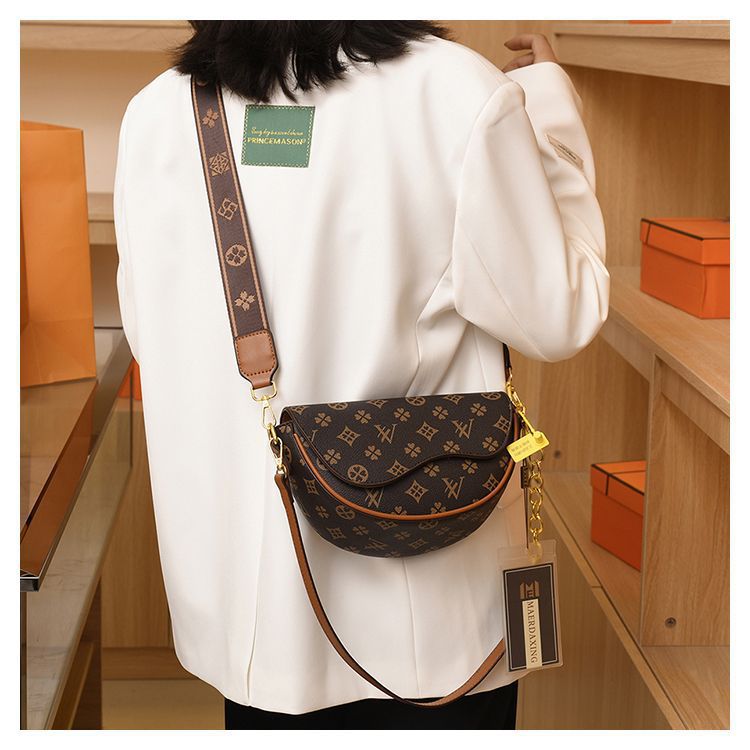 Versatile semi-circle saddle bag