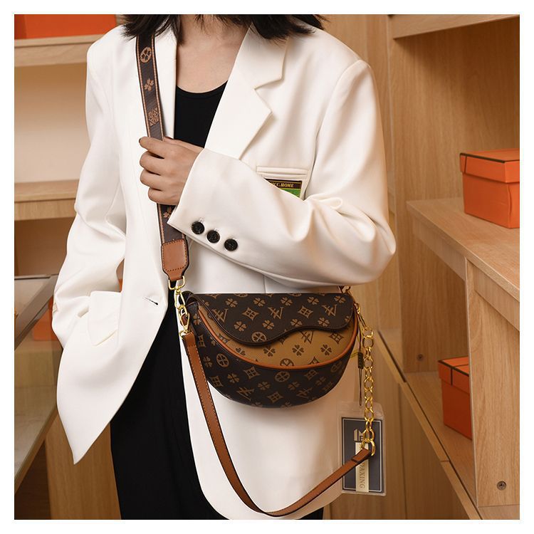 Versatile semi-circle saddle bag