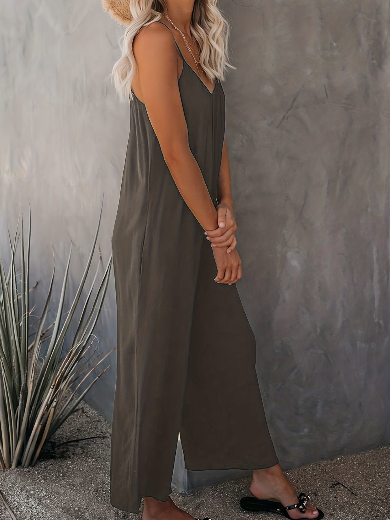Solid color casual jumpsuit with pockets