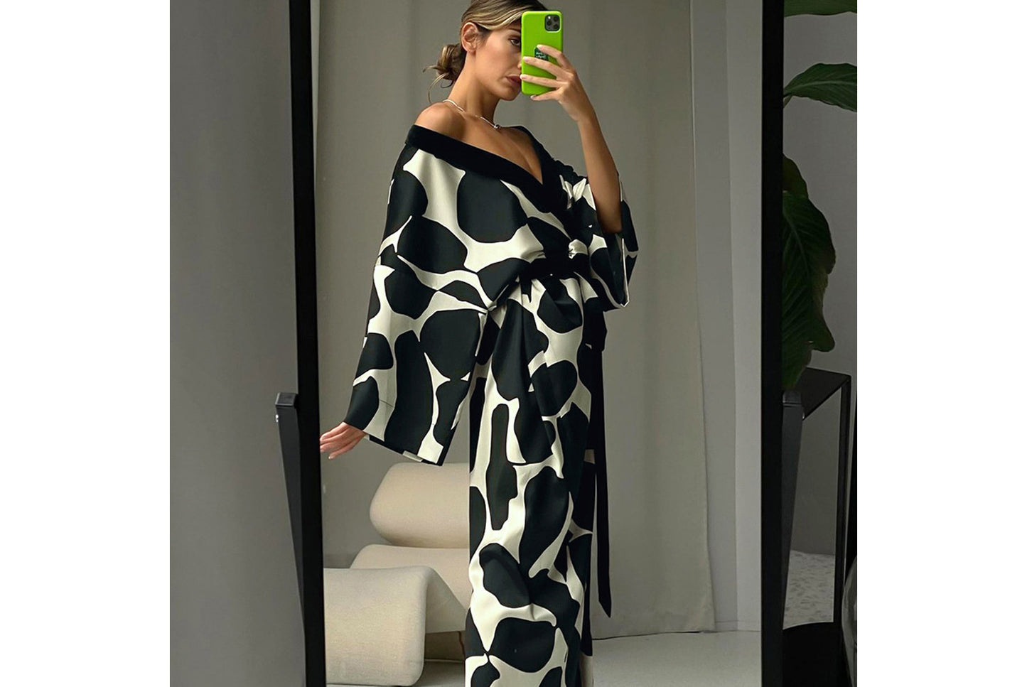 **Women's Loose-fitting Printed Long-sleeved Bathrobe**